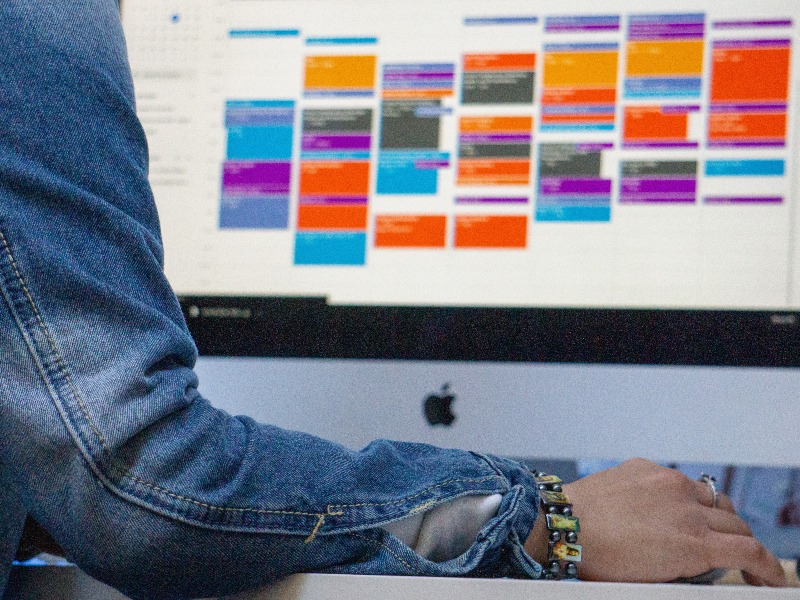 Person on desktop with Google Calendar open